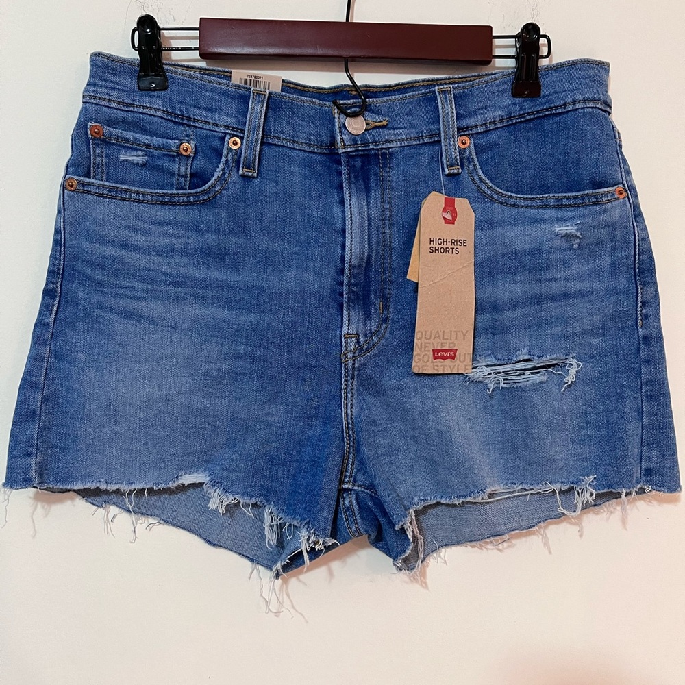 Levis Jean Shorts | NWT Levi’s high rise shorts lightly distressed